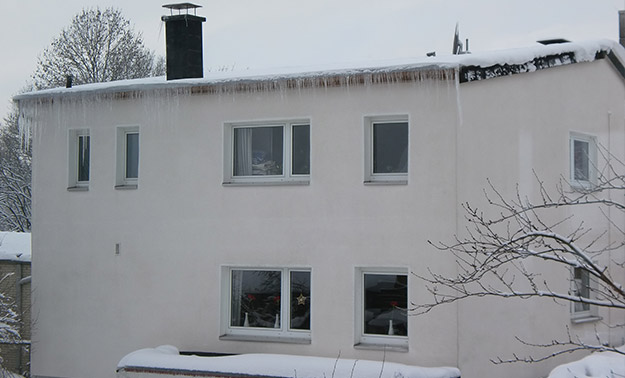 Dachrinne vor Frost schützen und Folgeschäden am Gebäude verhindern